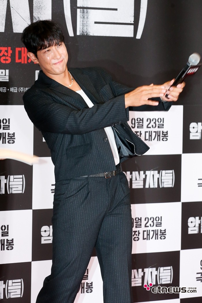 [ET포토] 황재균, '변화구에 타격하는 모습'