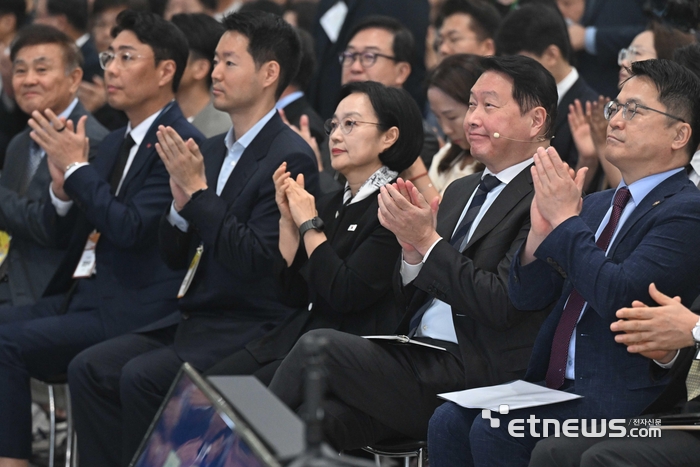 제3회 대한민국 사회적가치 페스타가 21일 서울 강남구 코엑스에서 열렸다. 한성숙 국무총리와 최태원 대한상의 회장이 박수치고 있다. 이동근기자 foto@etnews.com