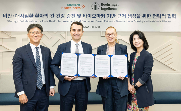 (왼쪽부터) 박영배 지멘스 헬시니어스 한국법인 체외진단사업본부장, 에르딘치 에로을루 아시아태평양(APJ) 체외진단사업본부 총괄책임자, 안나마리아 보이 한국베링거인겔하임 사장, 신소영 의학부 부사장이 업무 협약 체결 후 단체사진을 촬영했다.(제공=한국베링거인겔하임)