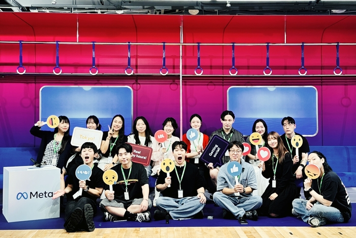 U+BOOSTUS 참가자들이 메타 일본 도쿄 현지 오피스에서 기념 촬영하는 모습