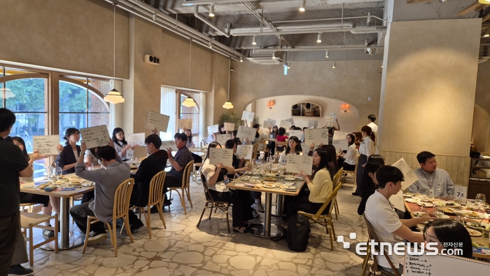 21일 오후 서울 올리페페 광화문점에서 열린 브랜드 체험형 채용설명회 '푸드빌 그로스 온(Foodville Growth On)' 현장.