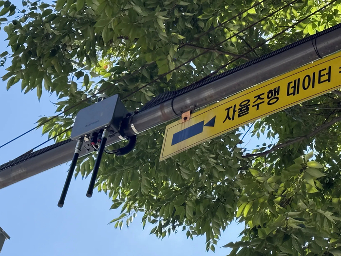 판교 자율주행 테스트베드에 설치된 에티포스의 국산 V2X 반도체 'ESAC' 탑재 노변기지국(RSU). (사진=에티포스)