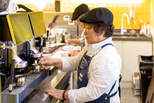 '할로마켓'에서 근무중인 시니어 바리스타 모습(사진=생명보험사회공헌재단)