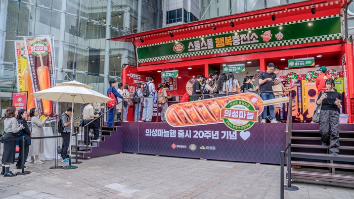 지난 18일 서울 광화문 인근에서 의성마늘 이동식 팝업스토어가 진행된 모습. 〈자료 롯데웰푸드〉