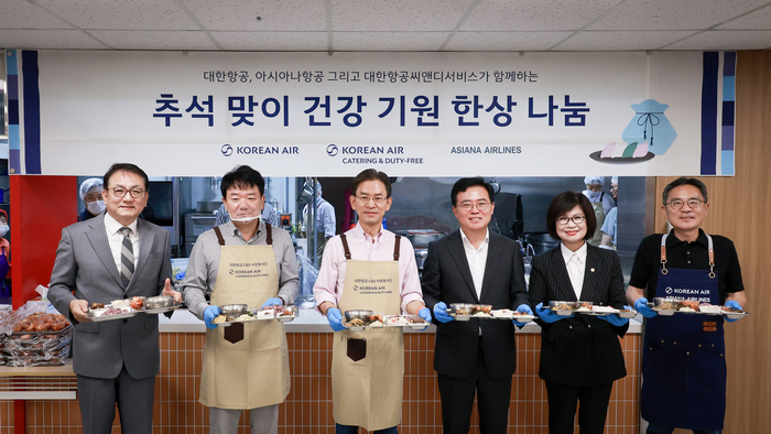 추석맞이 배식 봉사활동에 참여한 대한항공, 아시아나항공, 대한항공씨앤디서비스 임직원들이 기념사진을 촬영하는 모습.