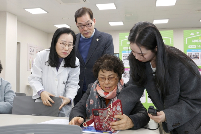 실버세대 찾아가는 AI 과학관 현장에서 이정구 관장.
