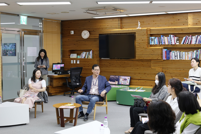 학부모 모니터링단의 의견을 청취하는 이정구 관장.