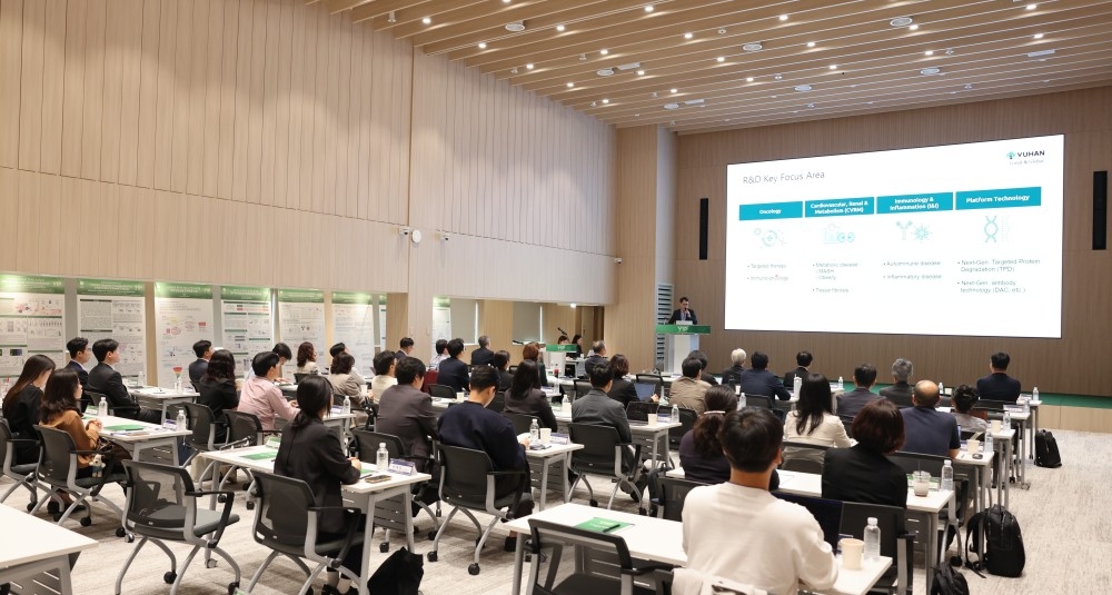 최영기 중앙연구소장이 유한양행 R&D 현황에 대해 소개하고 있다.