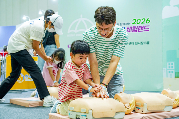 전남광주통합특별시에서 열린 '현대모비스 종합안전체험랜드'에 참여한 어린이들이 심폐소생술 안전교육을 받고 있는 모습.