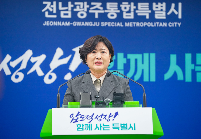 배미경 전남광주통합특별시 대변인이 21일 오후 광주청사 브리핑룸에서 공공기관 통합 관련 기자회견을 하고 있다.