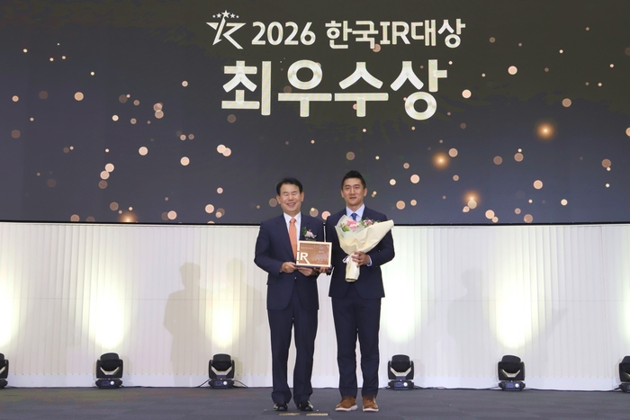 윤영찬 KT&G 전략기획본부장(오른쪽)과 정은보 한국거래소 이사장