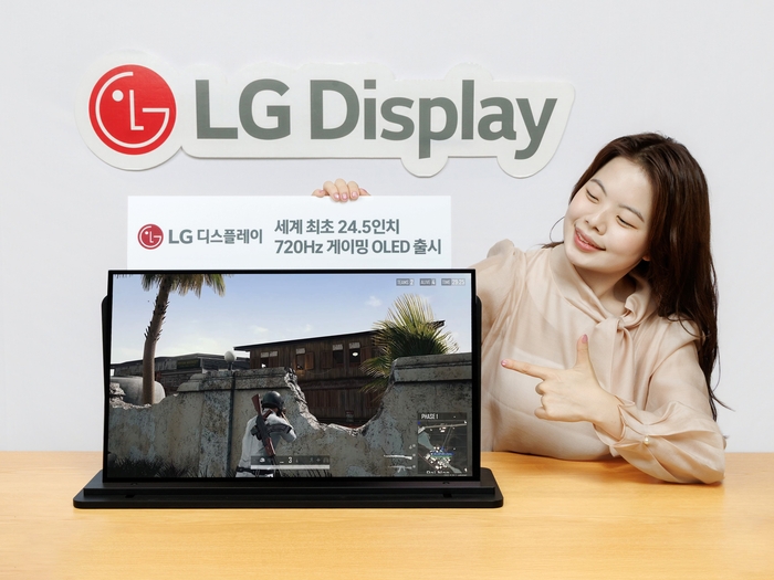 LG디스플레이 직원이 '24.5인치 720㎐ 게이밍 OLED' 패널을 소개하고 있다. 〈사진 LG디스플레이 제공〉