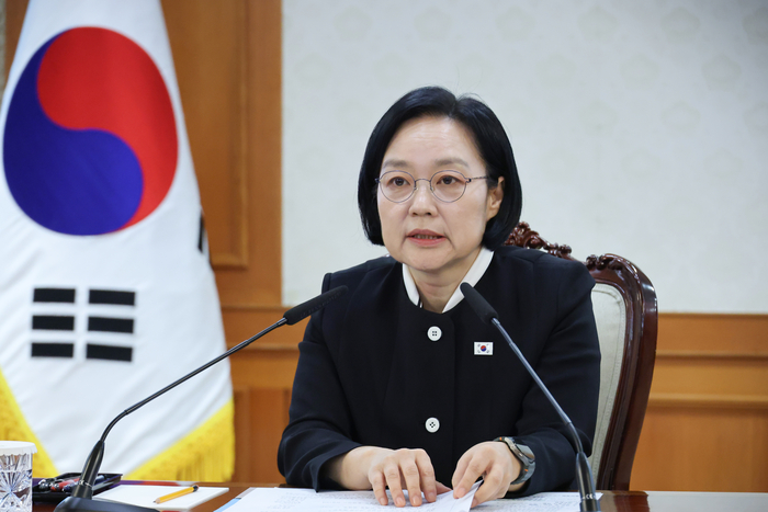 한성숙 국무총리가 21일 서울 종로구 정부서울청사에서 열린 제1회 글로벌 인공지능(AI) 허브 추진위원회 회의에서 발언하고 있다. 연합뉴스