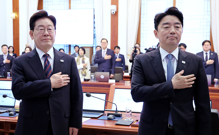 이재명 대통령과 강훈식 비서실장이 21일 청와대에서 열린 수석보좌관회의에서 국민의례를 하고 있다. 강 비서실장은 이날 오전 이 대통령에게 사의를 표명했다. 연합뉴스