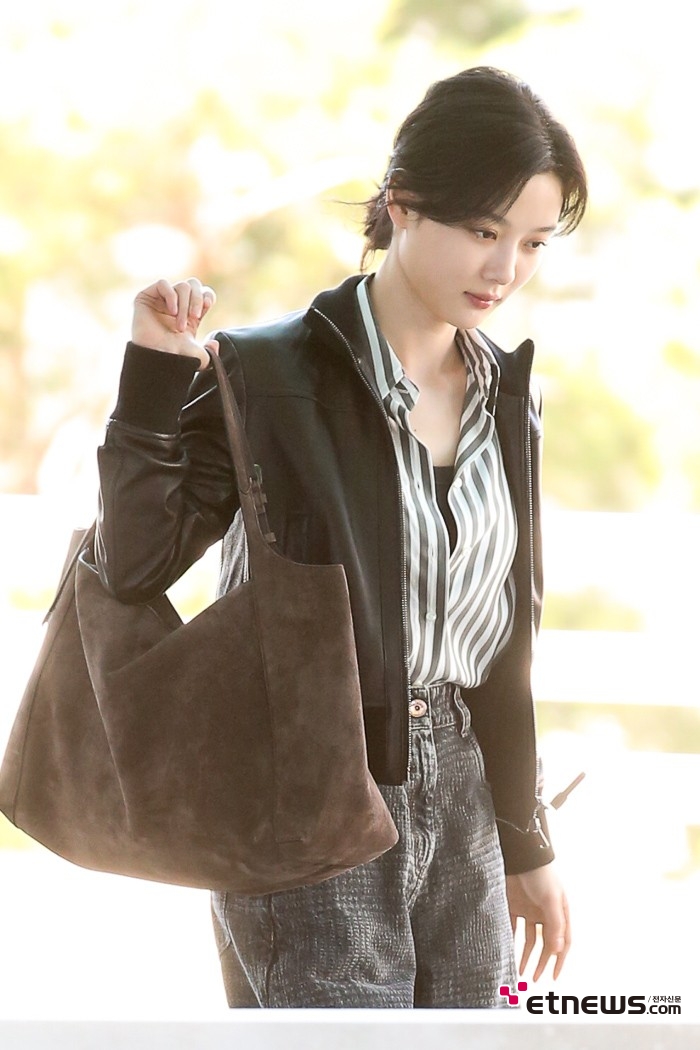 [ET포토] 김유정, '엄지 손가락으로 백 들기'