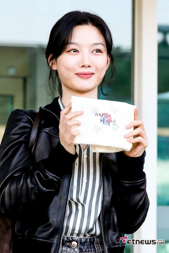 [ET포토] 김유정, '출연 작품 깨알 홍보'