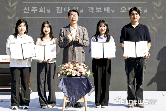 정명근 화성시장(가운데)이 19일 '2026 화성특례시 청년의 날 기념행사'에서 청년정책 아이디어 공모전 수상자들과 함께 기념 촬영했다. 화성시 제공.