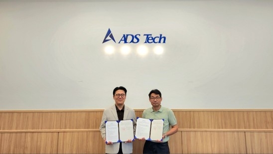 김민선 글로벌테크놀로지 대표(왼쪽)와 송광열 에이디에스테크 대표가 21일 에이디에스테크에서 '마이크로 LED 양산 생태계 구축 및 장비 핵심 부품 국산화' 업무협약(MOU)을 체결한 뒤 기념촬영을 하고 있다. 〈사진 글로벌테크놀로지 제공〉