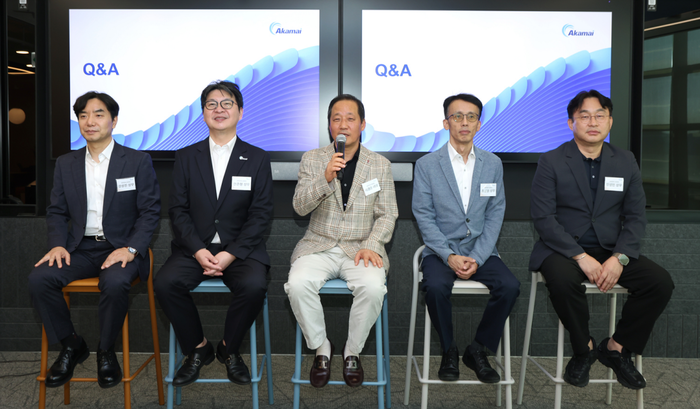 아카마이코리아는 22일 서울 역삼동 한국지사에서 미디어 간담회를 개최했다. (왼쪽부터) 강상진 상무, 한준형 상무,이경준 대표, 조상원 상무, 장성민 상무.