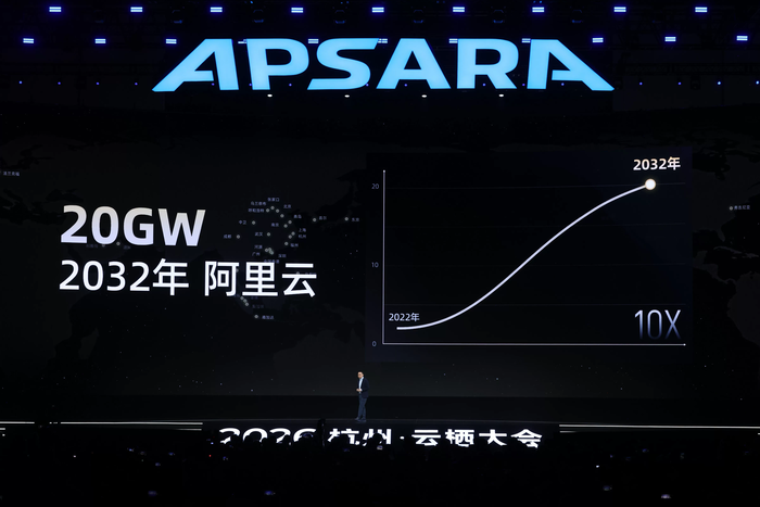 에디 우 알리바바 그룹 최고경영자(CEO)가 올해 압사라 컨퍼런스에서 '머신 인텔리전스(Machine Intelligence)' 시대에 대한 전망과 향후 전략 로드맵을 발표하고 있다. (출처=알리바바)