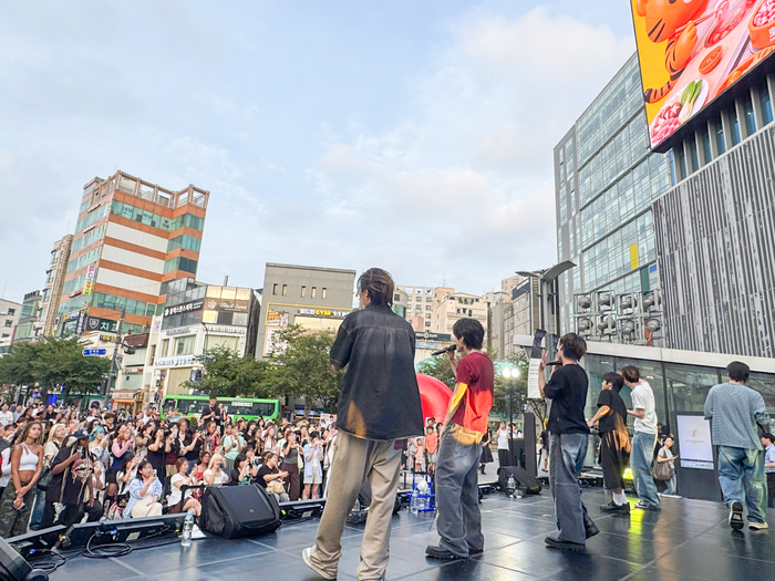 지난 7월 28일 오후 서울시 서대문구에 위치한 현대백화점 신촌점 유플렉스 앞 스타광장에서 고객들이 '엔카이브' 무대를 관람하고 있다.