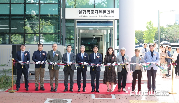 경북대 실험동물자원관리원 개원식에는 허영우 경북대 총장을 비롯해 교직원과 학생, 국내 실험동물 관련 연구기관 관계자 등 100여 명이 참석했다.