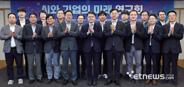 'AI와 노동의 미래 연구회'가 22일 출범했다. 문신학 산업통상부 차관을 비롯한 관계자가 서울 중구 프레스센터에서 출범식을 가진 뒤 기념촬영을 하고 있다. 산업부 제공