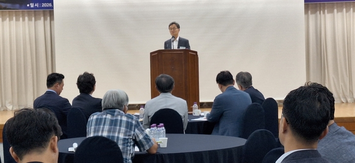 사단법인 에너지밸리포럼은 22일 오전 광주테크노파크 12층 국제회의장에서 이호근 연세대학교 교수를 초청해 '호남 반도체 : 에너지 민주주의를 넘어 지역균형발전의 모델로'를 주제로 제87차 정례포럼을 개최했다.