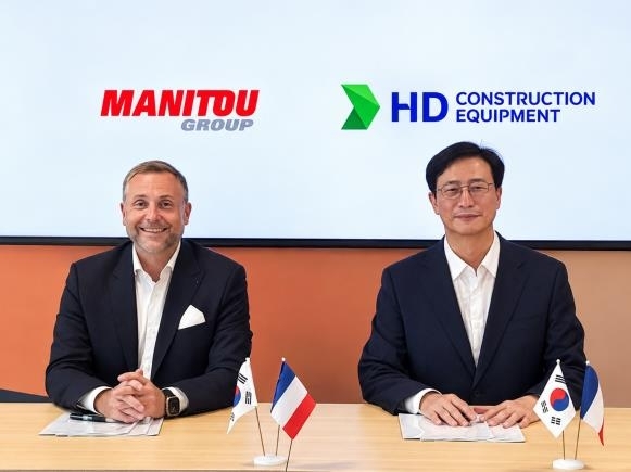 HD건설기계와 마니투 그룹이 21일 프랑스 앙스니에 위치한 마니투 그룹 본사에서 HD건설기계 문재영 사장(사진 오른쪽)과 마니투 그룹 실뱅 블레즈 사장이 참석한 가운데 '소형 건설장비 상호 판매 파트너십' 계약을 체결했다. HD건설기계 제공