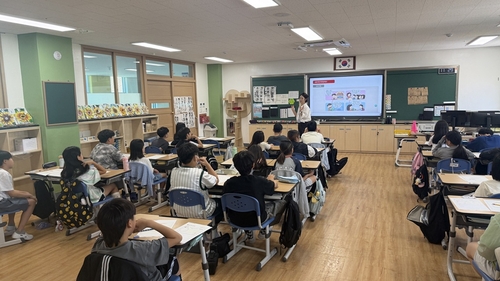15일 충남 아산시 한들물빛초등학교에서 4학년 학생을 대상으로 '1사 1교 금융교육'을 진행하고 있다.(사진=웰컴저축은행)