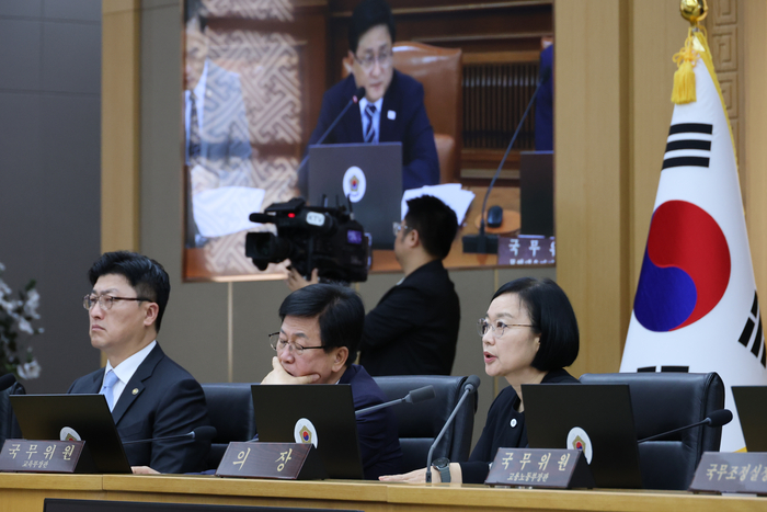 한성숙 국무총리가 22일 세종시 정부세종청사에서 열린 국무회의에서 김성환 기후에너지환경부 장관으로부터 원전공론화 추진계획에 대한 보고를 받고 있다. 연합뉴스.