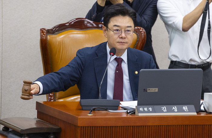 22일 국회에서 열린 산업통상중소벤처기업위원회 전체회의에서 위원장인 국민의힘 김성원 의원이 여야 합의로 채택된 이소영 중소벤처기업부 장관 후보자의 인사청문보고서를 처리하고 있다. 2026.9.22 연합뉴스