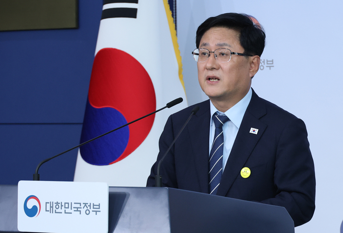 김성환 기후에너지환경부 장관이 22일 서울 종로구 정부서울청사 별관에서 안정적인 전력공급 등을 위해 3개월간 원전 공론화를 추진한다고 밝히고 있다. 연합뉴스.