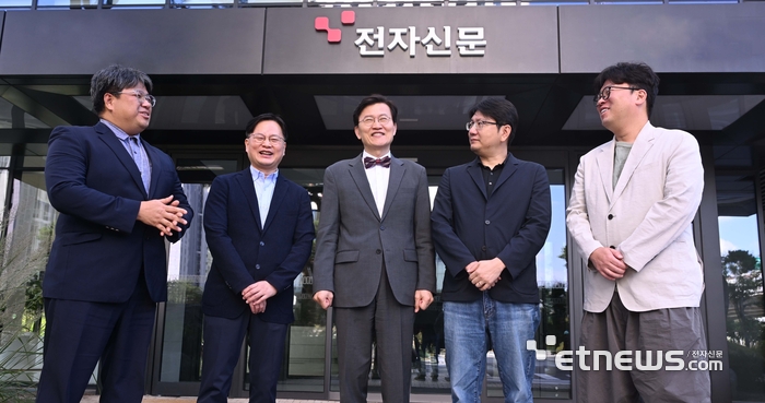 창간특집 'AI 신인류 리포트' 대담이 14일 서울 서초구 전자신문사에서 열렸다. 왼쪽부터 조정형 전자신문 정치정책 부장, 송대섭 네이버 AI 안전성 정책 리더, 김명주 AI안전연구소 소장, 김세웅 카카오 AI시너지TF 부사장, 박정호 명지대 교수. 박지호기자 jihopress@etnews.com