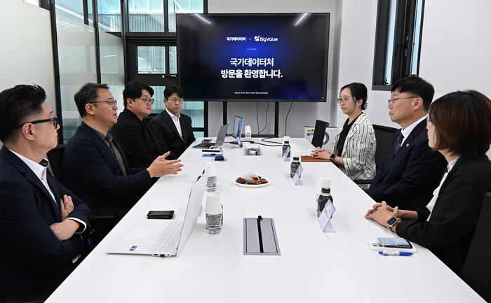 안형준 국가데이터처 처장(오른쪽 2번째), 이선희 인공지능통계혁신과장(오른쪽 3번째)이 22일 서울 성동구 빅밸류 사옥에서 데이터 기반 AX 및 민관 협력 방안을 논의하고 있다. [사진=빅밸류]