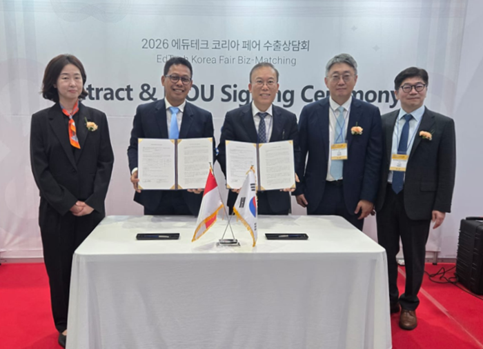 강정현 아라소프트 대표(왼쪽 세번째)가 2026 에듀테크 코리아 페어에서 인도네시아 부디루후르대학교와 소프트웨어 공급 계약을 체결하고 기념촬영했다.