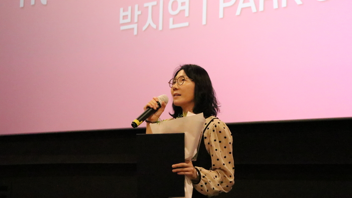 18일 디지콘6 아시아 한국지역어워즈 금상을 수상한 '귀(耳)로의 여행' 박지연 감독이 수상소감을 발표하고 있다.[콘진원 제공]