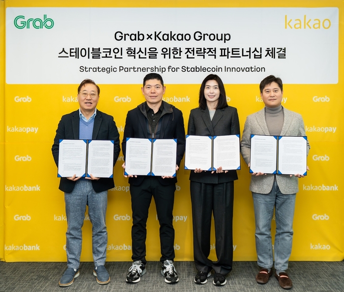 카카오그룹(카카오, 카카오뱅크, 카카오페이)과 그랩은 한국-동남아 디지털 자산 생태계 구축을 위한 업무협약을 체결했다. 왼쪽부터 윤호영 카카오뱅크 대표, 앤서니 탄 그랩 CEO, 정신아 카카오 대표, 신원근 카카오페이 대표.