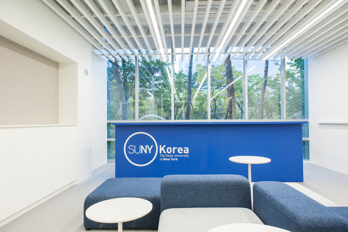 한국뉴욕주립대학교는 학과 및 행정 공간과 학생 학습·휴게공간을 새롭게 조성하는 캠퍼스 환경개선사업을 완료했다.