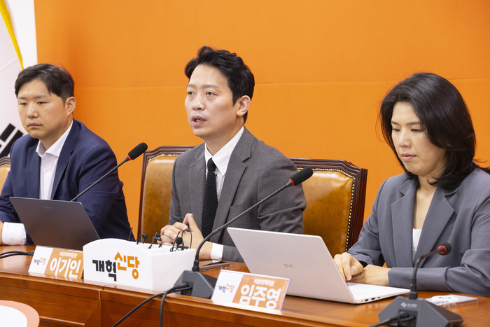 개혁신당 이기인 비상대책위원장이 23일 국회에서 열린 첫 비대위 회의에서 차기 총선에서 10석 당선을 목표로 하는 총선 계획을 말하고 있다. 2026.9.23 연합뉴스