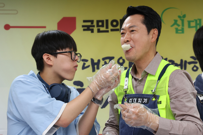 장동혁 국민의힘 대표가 23일 경기도 의정부시 청소년비전센터 십대지기에서 열린 '추석 맞이 청년레드윙 봉사활동'에서 학생 및 자원봉사자, 당직자들과 함께 만든 송편을 맛보고 있다. 공동 취재