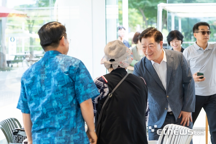 박승원 광명시장(오른쪽 세 번째)이 24일 광명동굴에서 관람객들과 인사를 나누고 있다. 광명시 제공.