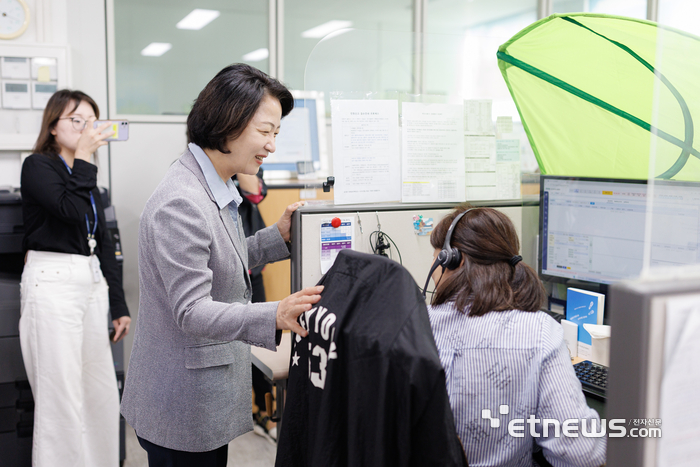 추미애 경기지사(왼쪽 두 번째)가 24일 도청 종합상황실을 방문해 근무자들의 노고를 격려했다.