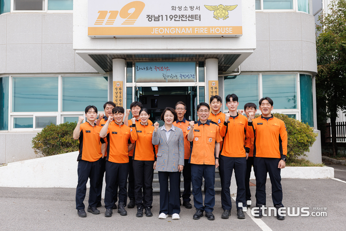 추미애 경기지사(앞줄 왼쪽 네 번째)가 24일 화성시 효행구 정남면의 화성정남119안전센터를 방문해 직원들을 격려하고 기념 촬영했다. 경기도 제공.