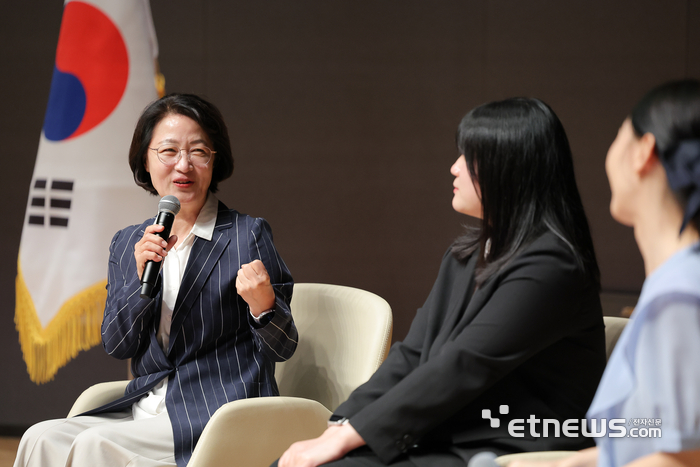 추미애 경기지사가 23일 도청에서 신규 공직자 75명에게 임용장을 수여하고 대화를 하고 있다. 경기도 제공.