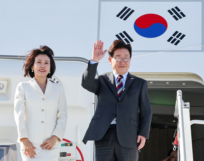 미국 방문 일정을 마치고 멕시코를 국빈 방문하는 이재명 대통령과 김혜경 여사가 23일(현지시간) 뉴욕 JFK공항 공군 1호기에서 환송객을 향해 인사하고 있다. 연합뉴스