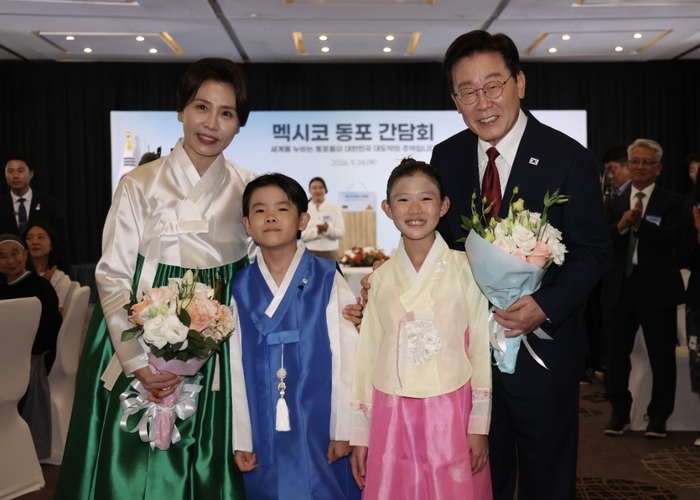 [포토] 화동과 기념촬영하는 이재명 대통령 부부