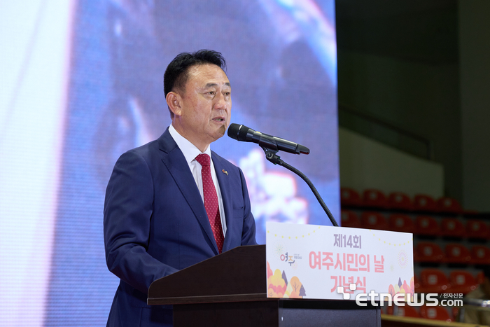 이충우 여주시장이 23일 여주실내체육관에서 열린 '제14회 여주시민의 날'에 참석해 인사말을 하고 있다. 여주시 제공.