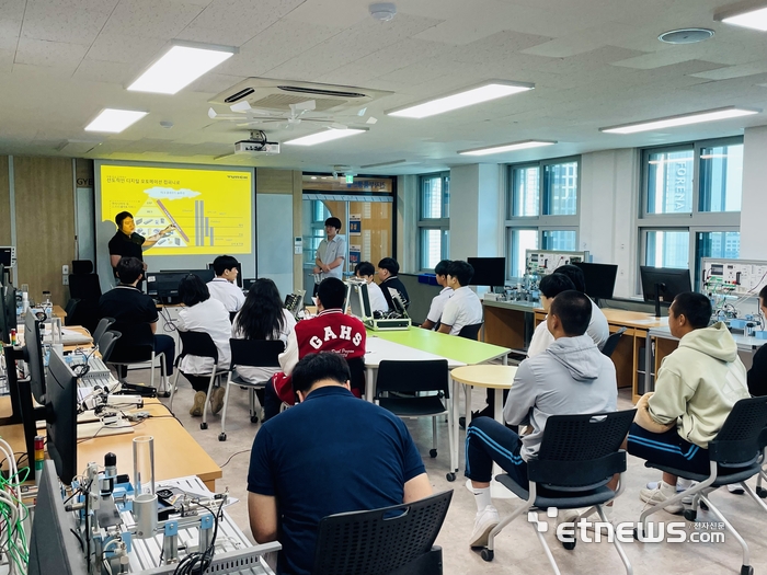 경기항공고가 23일 교내 실습실에서 AI·산업체 연계 캡스톤디자인 공개수업으로 미래형 직업교육을 선보였다. 경기항공고 제공.