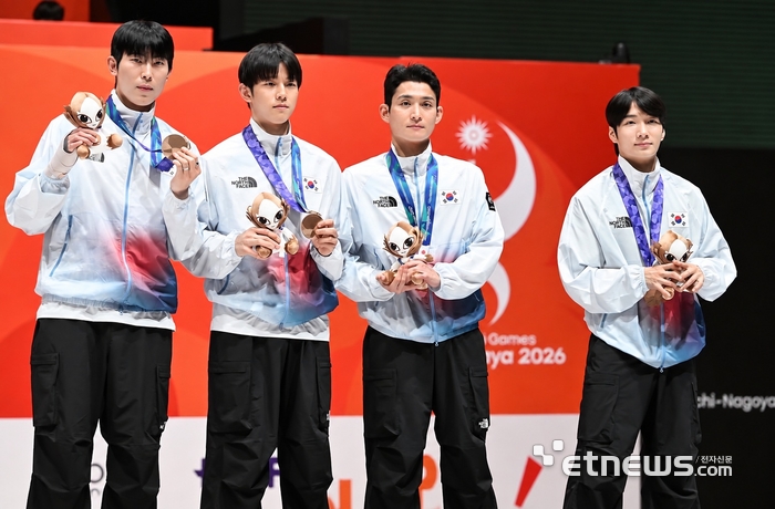 25일 화성시청 소속 윤정현·이광현·임철우 선수와 충남 체육회 소속 김태환 선수가 2026 아이치·나고야 아시안게임 남자 플뢰레 단체전에서 동메달을 획득한 뒤 기념촬영을 하고있다. 화성시 제공.
